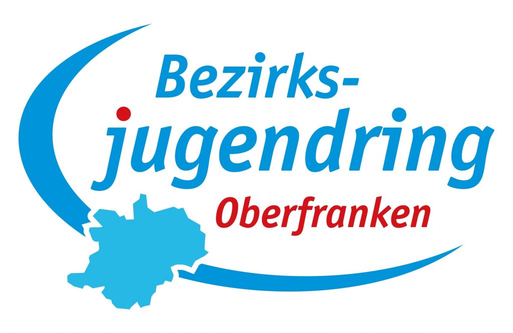 Das Logo des BezJr Oberfranken: in der Mitte ein blauer Schriftzug "Bezirksjugendring Oberfranken", daneben eine geschwungene blaue Klammer in C-Form sowie die Fläche von Oberfranken hellblau ausgefüllt.