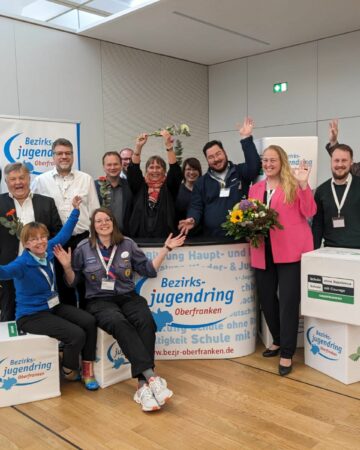 Auf dem Foto sieht man alle Personen, die an der Veranstaltung für ein Amt gewählt wurden.