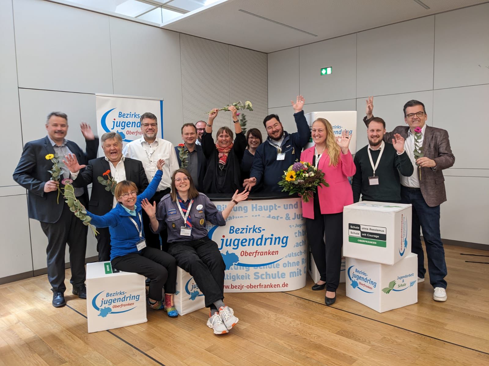Auf dem Foto sieht man alle Personen, die an der Veranstaltung für ein Amt gewählt wurden.