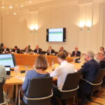 Bild der Teilnehmenden der Bezirkstagssitzung
