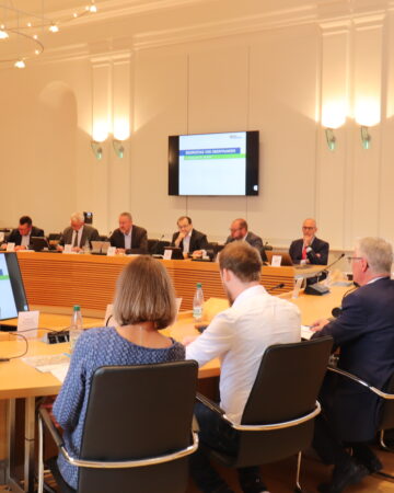 Bild der Teilnehmenden der Bezirkstagssitzung